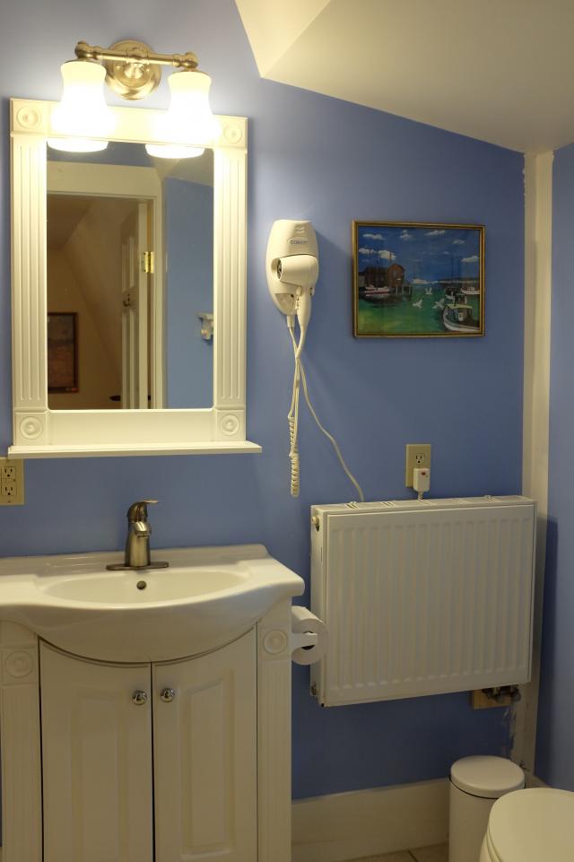 Veranda Bathroom with Tub/Shower